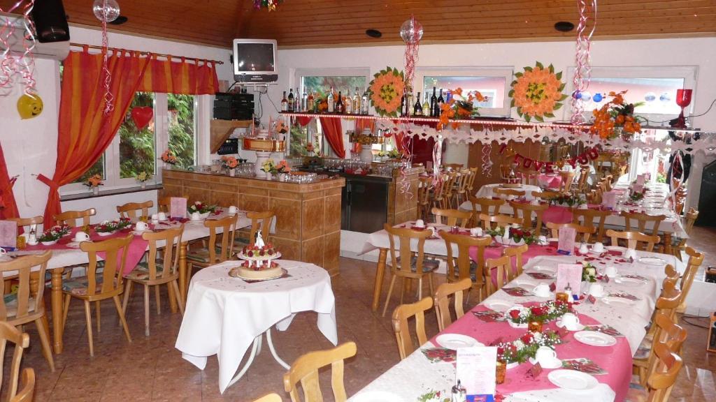Pension Hollyday Ahrensfelde Esterno foto